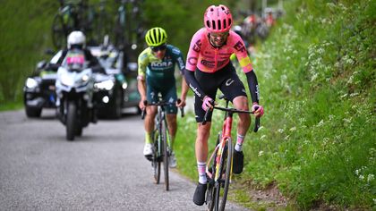 Tour of the Alps | Vluchter Simon Carr wint etappe na door valpartij ontsierde finale