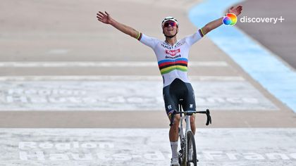 Vilde van der Poel bekæmper overlegent brostenene og tager anden Paris-Roubaix-sejr