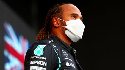Hamilton: "Difficile tenere la macchina in pista"