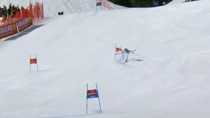 Spektakulär: Gauche fährt auf einem Bein mit dem Ski durchs Tor