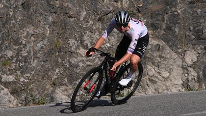 Ronde van Lombardije | Pogacar scoort fenomenale hattrick - rijdt in afdaling definitief weg