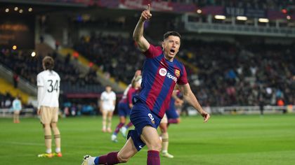 Lewandowski treble guides Barcelona past 10-man Valencia