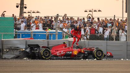 VÍDEO | Sainz da el susto del día tras DESTROZAR su Ferrari contra el muro