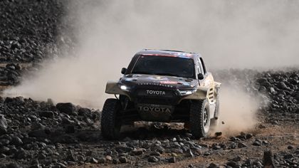 Chicherité a Dakar 10. szakasza, Loeb több mint hét percet hozott Sainzon