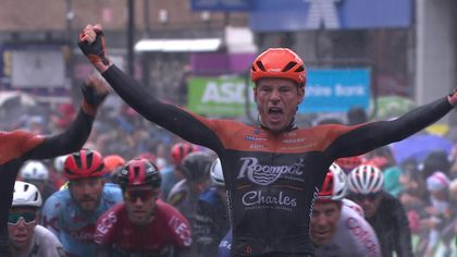 Tour de Yorkshire (1ª etapa): Asselman vence a lo Jakobsen, con una banderita en el manillar