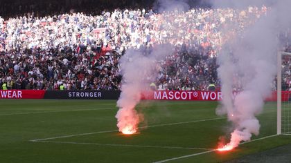 Ajax-Feyenoord arrêté suite à des jets de fumigènes