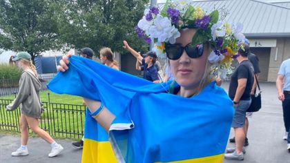 Incidente en Cincinnati: expulsan a una aficionada por portar una bandera ucraniana