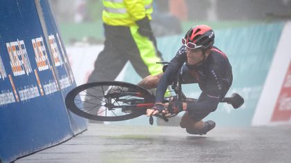 Thomas suffers ‘inexplicable’ finish-line crash as Woods wins Stage 4 to take yellow