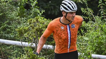 Mountain bike | Polémica excusa de Van der Poel por su caída: se queja de que quitaron una rampa