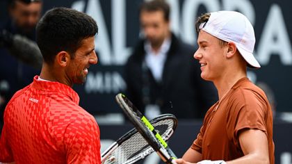 Rune vince la sfida di nervi con Djokovic: il re abdica, il danese è in semi