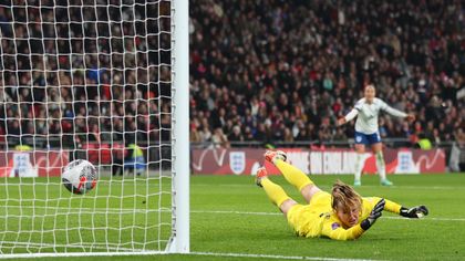 Nations League | Oranje Leeuwinnen geven op vol Wembley 0-2 voorsprong weg - blijven wel aan kop