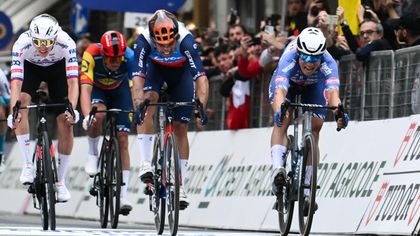 Final Milán-San Remo: Philipsen coge el relevo de Van der Poel con Pogacar tercero al esprint