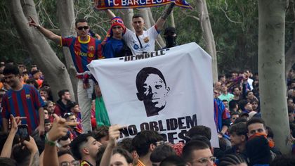 Dembelé come Donnarumma: i tifosi del Barça lanciano soldi finti col suo volto