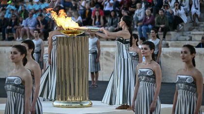 Ogień olimpijski przekazany w Atenach Francuzom