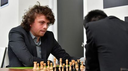 Lo scacchista Hans Niemann accusato di barare: si è aiutato con un sex toy?