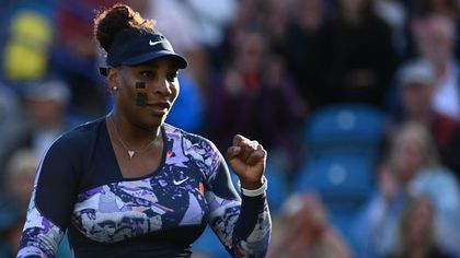 Serena Williams regresa a las pistas con remontada y victoria junto a Ons Jabeur