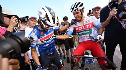 Una imagen que engrandece al ciclismo: El abrazo entre Alaphilippe y Maestri tras 100 km de fuga