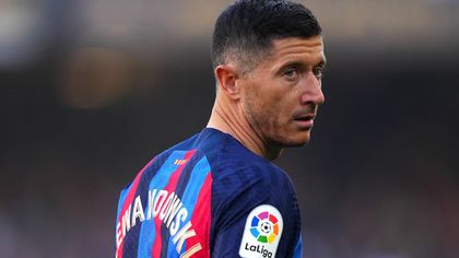 "Sport": Odwrócone litery na koszulce Lewandowskiego i zarzuty Barcelony