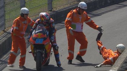 GP Italië: Keiharde crash marshal bij FP3 Moto2