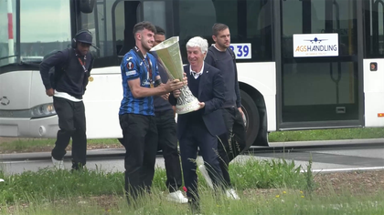 Atalanta: folla di tifosi all'aeroporto, ecco il trofeo dell'Europa League