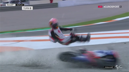 MotoGP | Johann Zarco omver gekegeld in bizarre crash