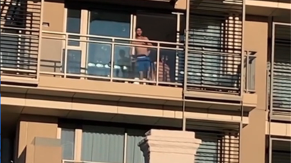 "Wooopppa!" Djokovic tanzt oben ohne auf seinem Quarantäne-Balkon