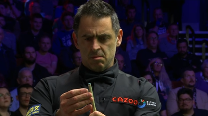 O’Sullivan stops to do repairs on his tip mid-break against against Day