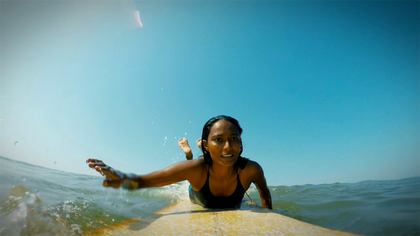 "Si tu tapes 'surf en Inde' sur Google, rien ne sort" : Malaviya, la surfeuse avant-gardiste