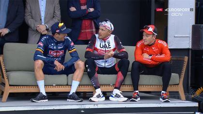 El podio-sofá de Le Samyn del que está hablando todo el ciclismo: los corredores alucinaron