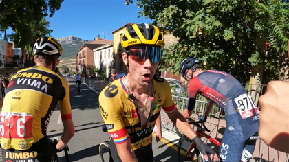 La Vuelta | Roglic krijgt in straten Laguardia felicitaties van ploegmaten en concurrenten