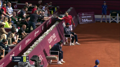 Trop court, Djokovic laisse échapper sa raquette dans le public