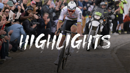 Parijs-Roubaix | Alpecin-Deceuninck domineert, Van der Poel soleert - bekijk zege in samenvatting