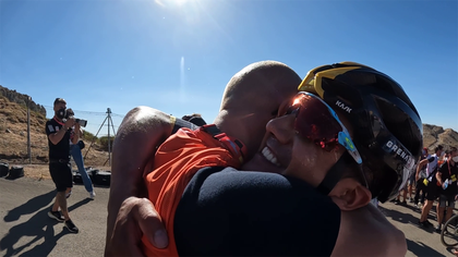 La Vuelta | 'Grande Richie!' - Prachtige onboard beelden van Richard Carapaz na overwinning