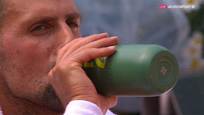 "Tout ça est bizarre" : Djokovic à nouveau pris de tremblements