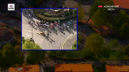 Giro d'Italia | Elia Viviani wordt aangereden door een motor