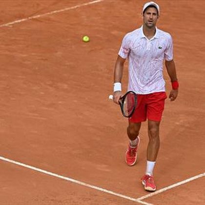 El Djokovic más problemático: Destroza una raqueta, discute con los jueces...