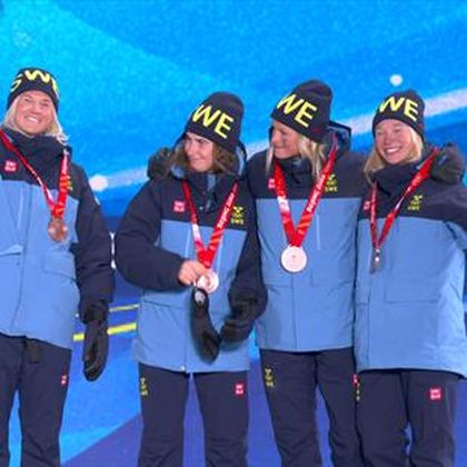 Esquí de fondo (M) | Lo nunca visto en un podio: Frida Karlsson 'niega' su medalla