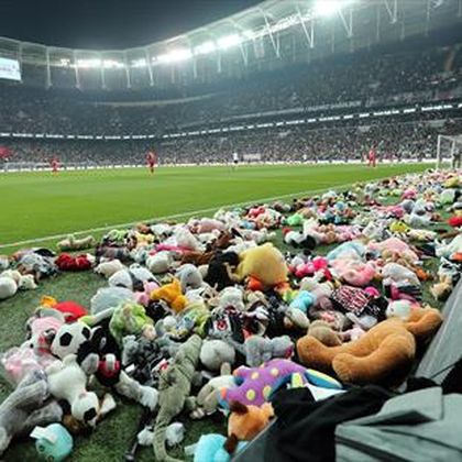 Voetbal | Fans van Besiktas betuigen met enorme knuffelregen steun aan slachtoffers aardbeving
