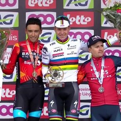Imagen icónica 36 años después: Evenepoel se corona de arcoíris en un podio que descolocó a Contador