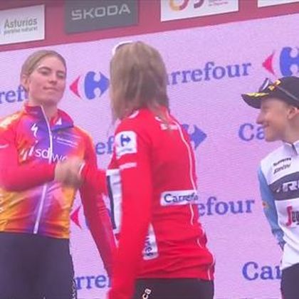 Vuelta Femenina | Vollering feliciteert op het podium Van Vleuten in de rode trui