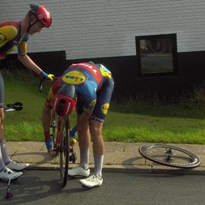 La grata imagen de Mads Pedersen cambiando la rueda de su bici por un pinchazo