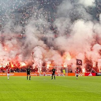 Zárt kapuk mögött folytatódik a rendbontás miatt félbeszakadt az Ajax-Feyenoord rangadó