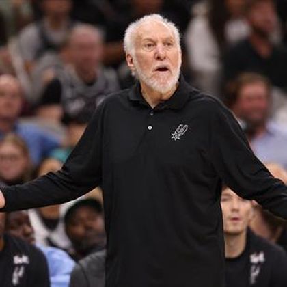 NBA | Spurs-coach Popovich pakt tijdens wedstrijd microfoon en spreekt fans toe – “Toon wat klasse"