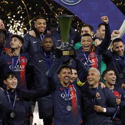 Le PSG démarre 2024 par un trophée, Mbappé dans l'histoire du Parc