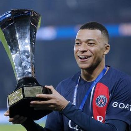 Un sonriente y feliz Mbappé lidera la celebración de la Supercopa del PSG en París