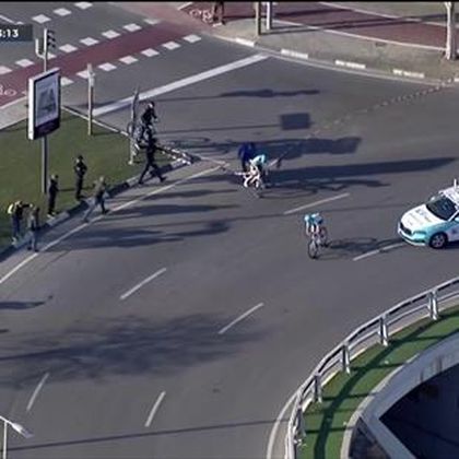 Ronde van Valencia | Koplopers rijden verkeerd, raken verstrikt in lint en verspelen bijna ritzege