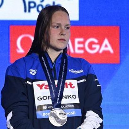 La nadadora israelí Anastasia Gorbenko es abucheada al recoger su medalla de plata