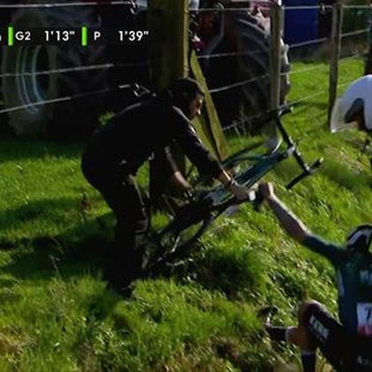 ‘What a horrible day!’ – Equipo Kern Pharma cyclist gets his bike caught in barbwire!