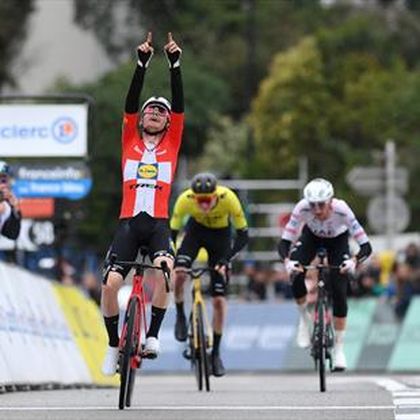 Parijs-Nice | Mattias Skjelmose wint spectaculaire rit, Brandon McNulty nieuwe leider