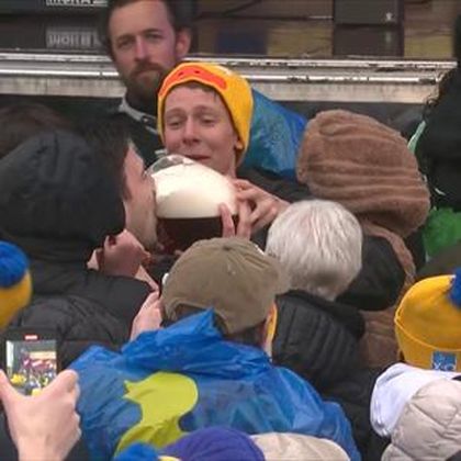 Si tu ídolo te regala la cerveza, hay que estar a la altura: El momentazo de Van der Poel con un fan